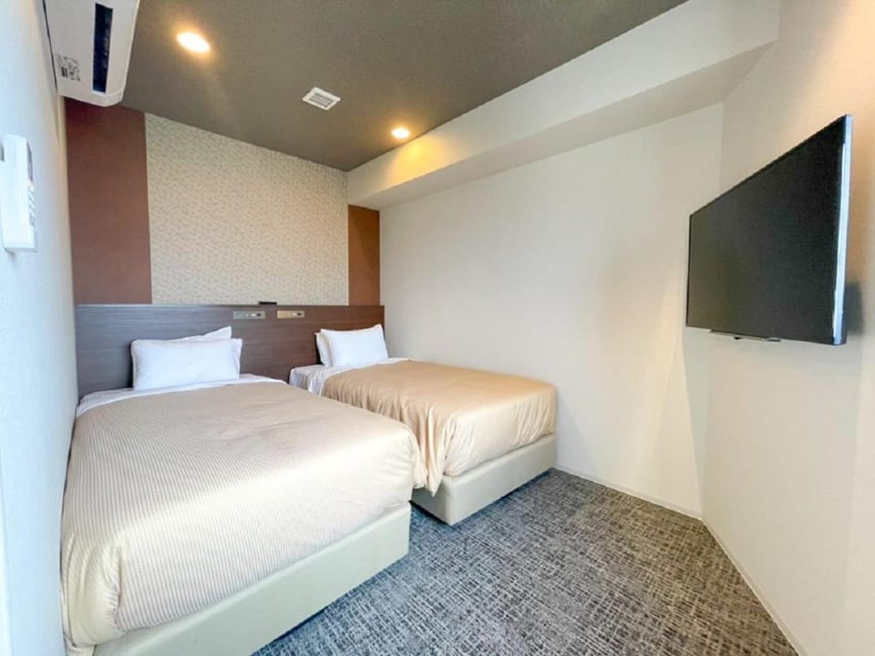 Bed, TV and multimedia, Bedroom