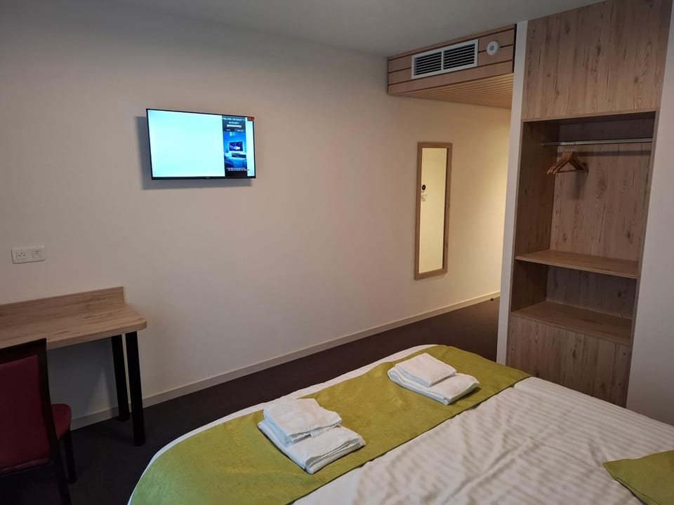 Bed, TV and multimedia, Photo of the whole room, Bedroom, wardrobe, air conditioner