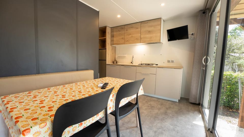 TV and multimedia, Kitchen or kitchenette, Living room, Dining area, stove