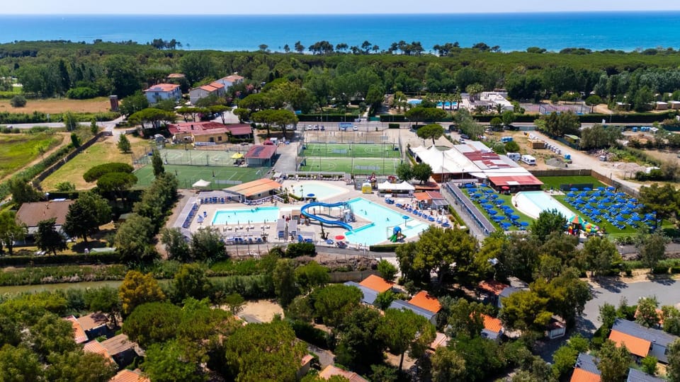 Bird's eye view, Tennis court, Sea view, Swimming pool