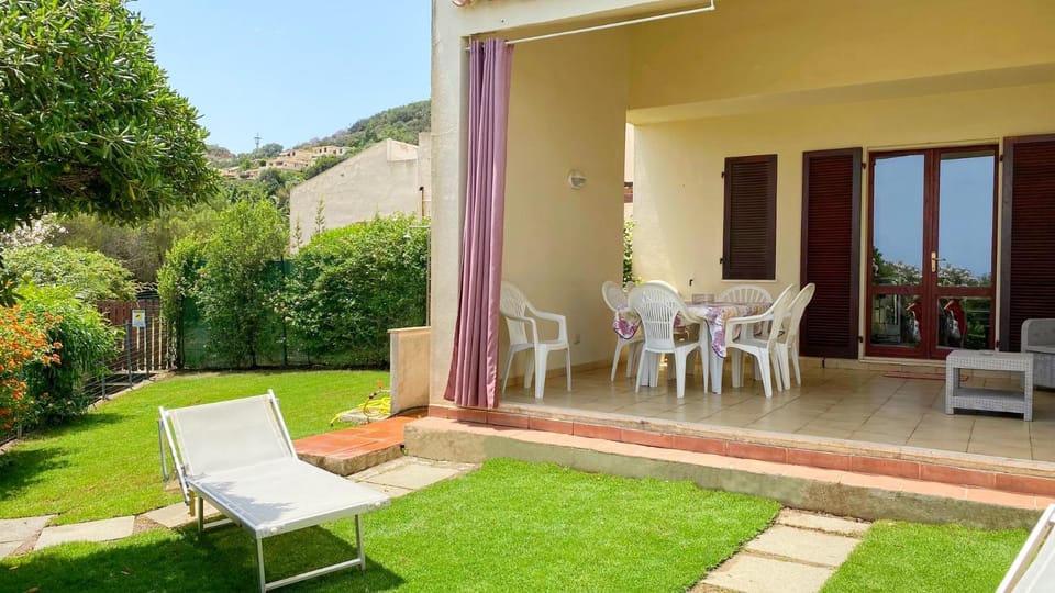 Property building, Patio, Spring, Natural landscape, Garden, View (from property/room), Balcony/Terrace, Living room, Seating area, Dining area, Garden view, sunbed