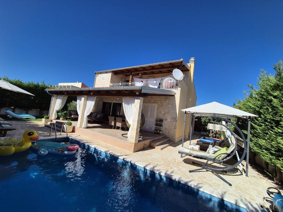 Property building, Patio, Day, Pool view, Swimming pool, sunbed