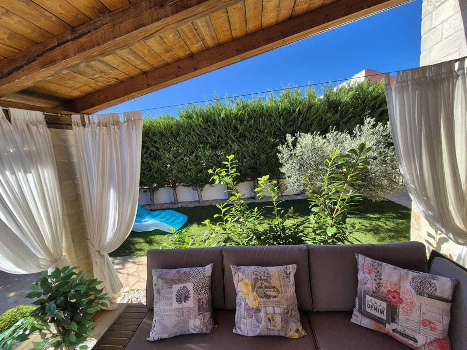 Day, Seating area, Garden view