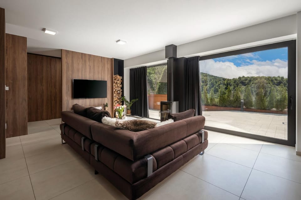 Natural landscape, TV and multimedia, Living room, Seating area, Mountain view