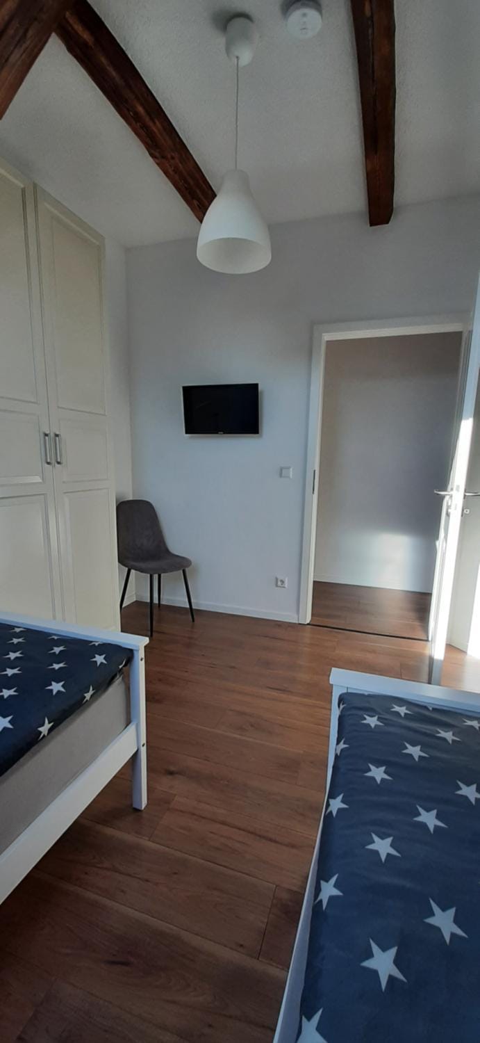 Bed, TV and multimedia, Photo of the whole room, Bedroom