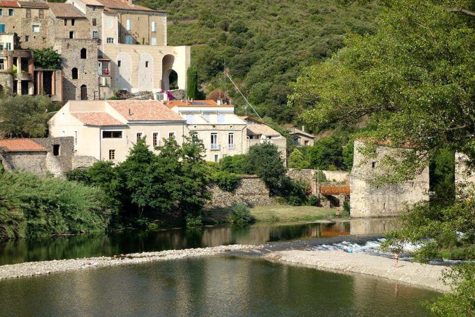 Property building, Nearby landmark, Restaurant/places to eat, Neighbourhood, Natural landscape, Beach, Swimming pool