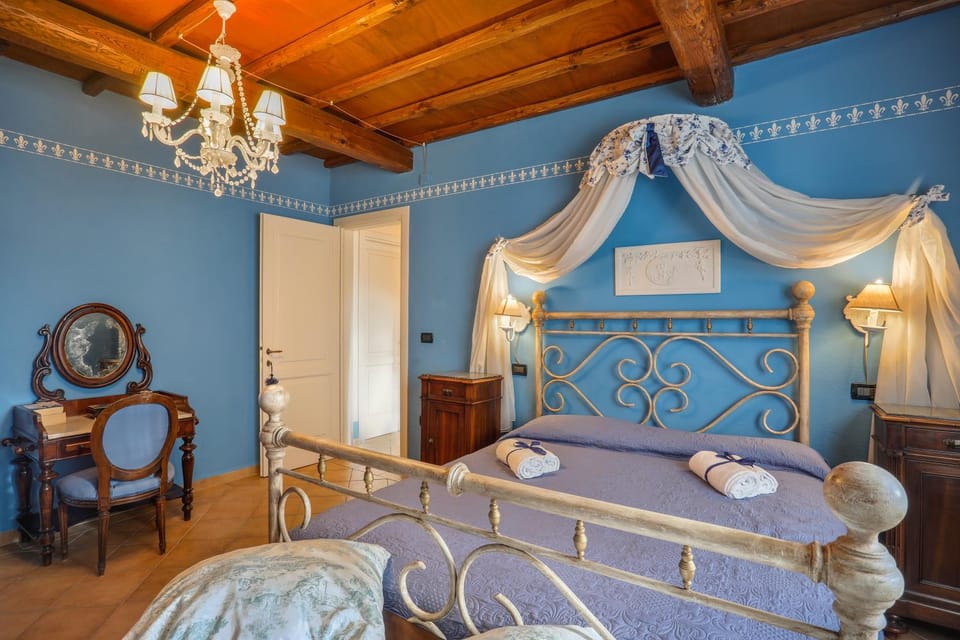 Bed, Photo of the whole room