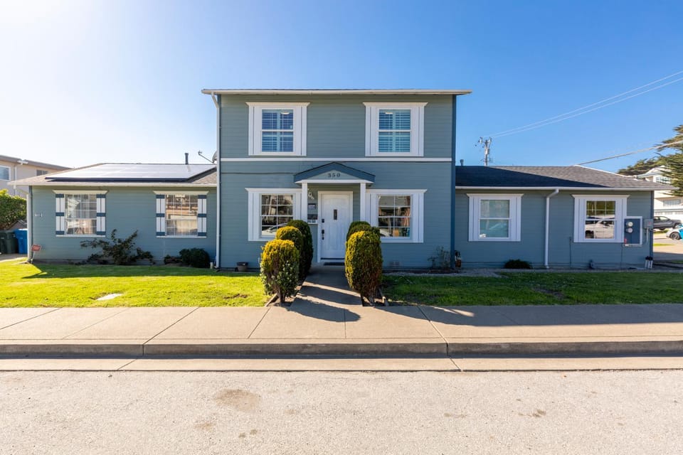 Property building, Facade/entrance, Day, Garden, Street view