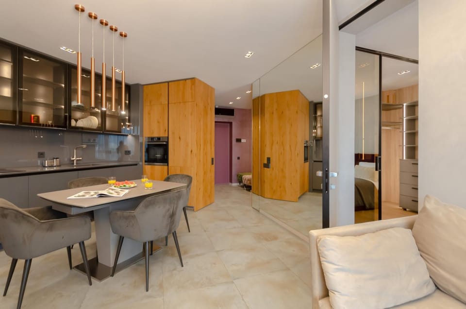Kitchen or kitchenette, Dining area, oven, stove
