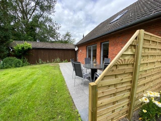 Property building, Garden, Balcony/Terrace