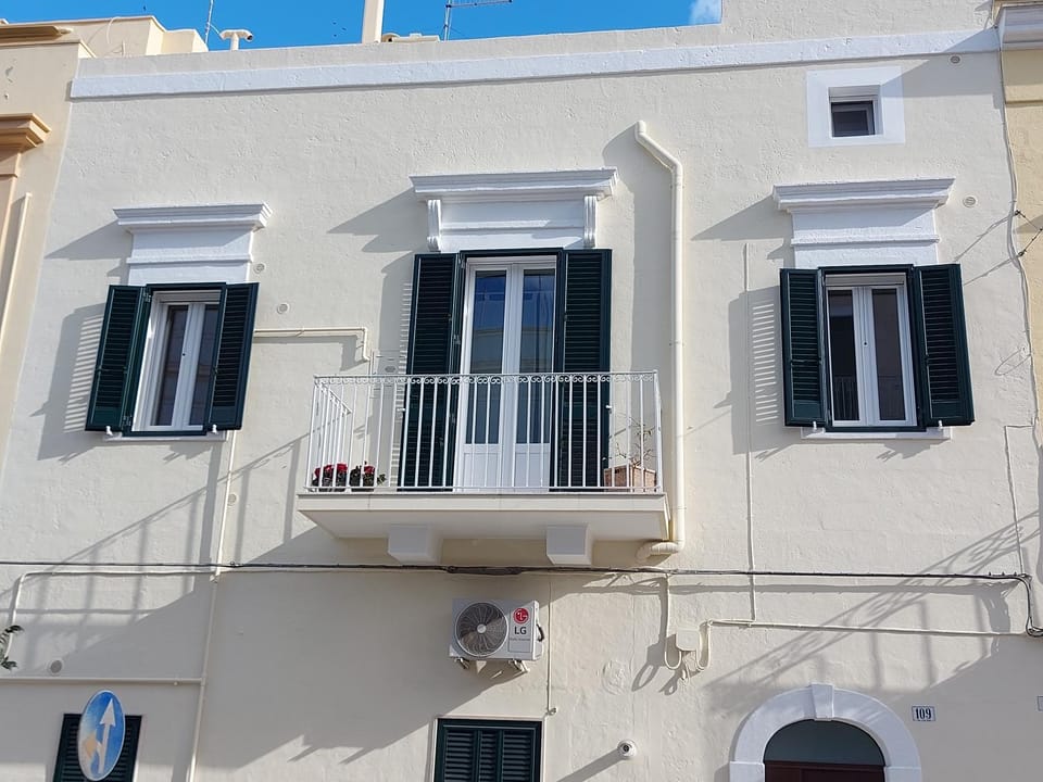 Property building, Facade/entrance, Balcony/Terrace