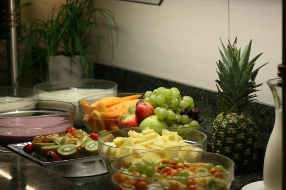 Restaurant/places to eat, Buffet breakfast