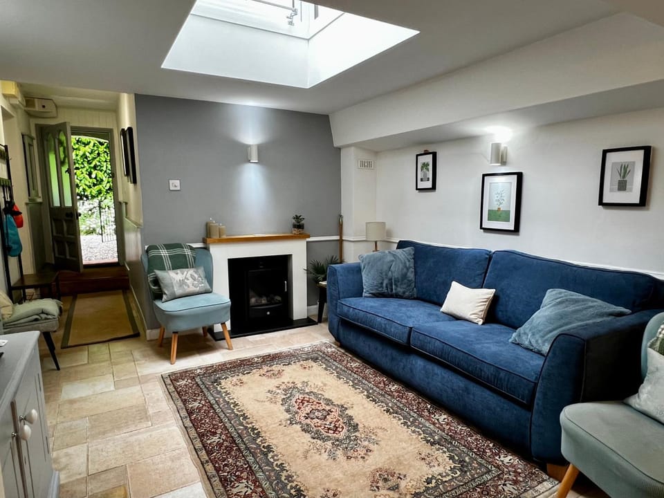 Hollyhocks Holiday Home- 2 bedroomed ground floor apartment sleeps 5 Apartment in England