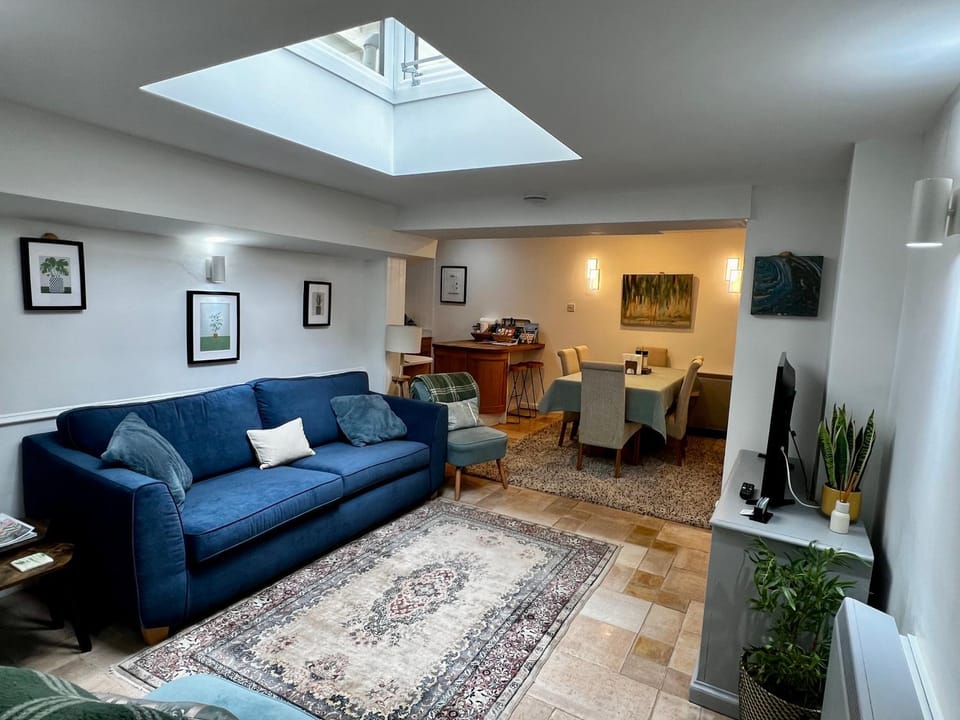 Hollyhocks Holiday Home- 2 bedroomed ground floor apartment sleeps 5 Apartment in England
