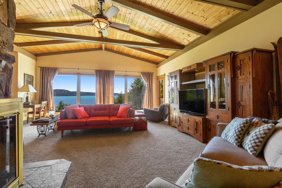 Hood Canal Escape House in Hood Canal