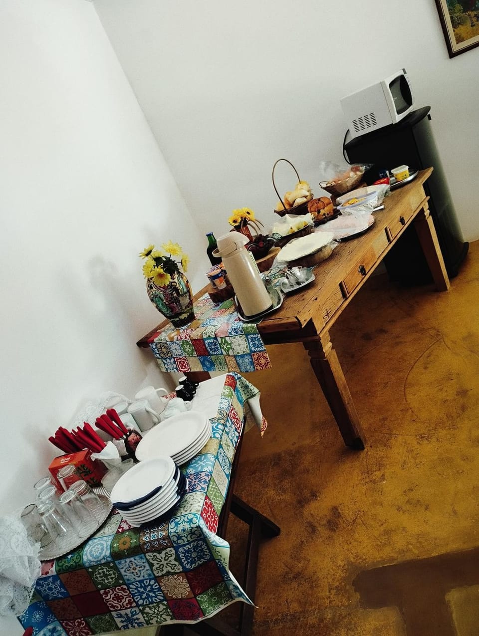 Dining area, Continental breakfast, minibar