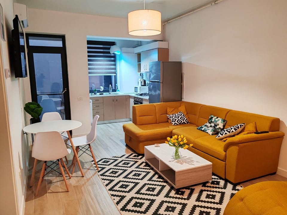 Kitchen or kitchenette, Living room, Seating area, Dining area