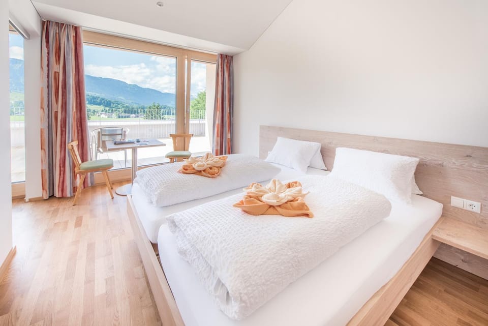 Photo of the whole room, Bedroom, Mountain view