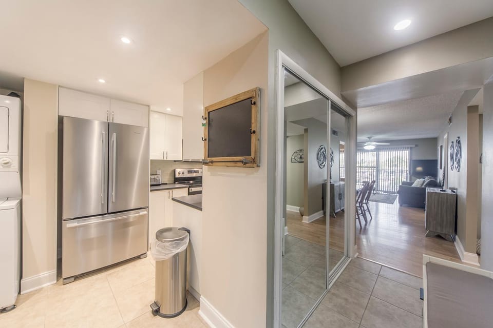 2b 1.5b - Updated Johns Pass - Madeira Norte #102 Apartment in Madeira Beach