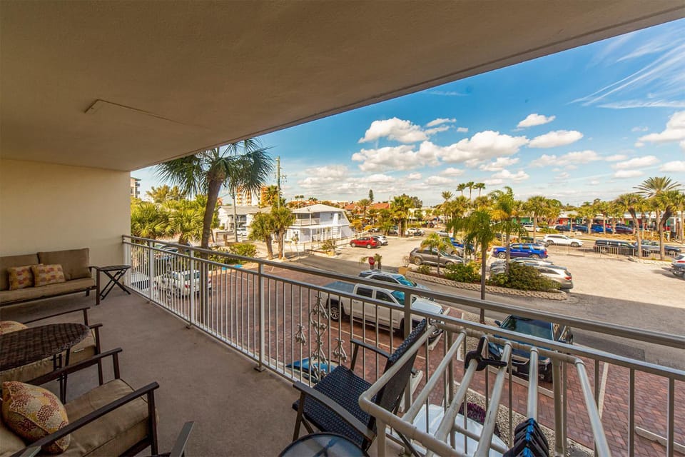 2b 1.5b - Updated Johns Pass - Madeira Norte #102 Apartment in Madeira Beach