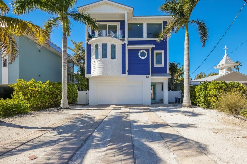 LUXURY VACATION HOME! ADD A GOLF CART!! House in Bradenton Beach