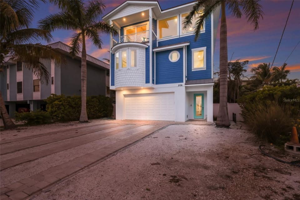 LUXURY VACATION HOME! ADD A GOLF CART!! House in Bradenton Beach