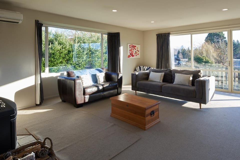 Living room, Mountain view