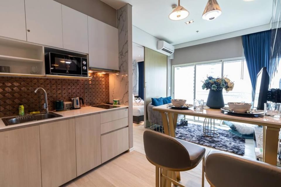 Kitchen or kitchenette, Dining area