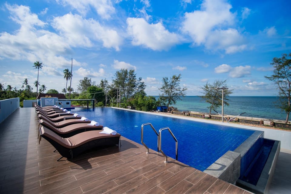 Day, Swimming pool