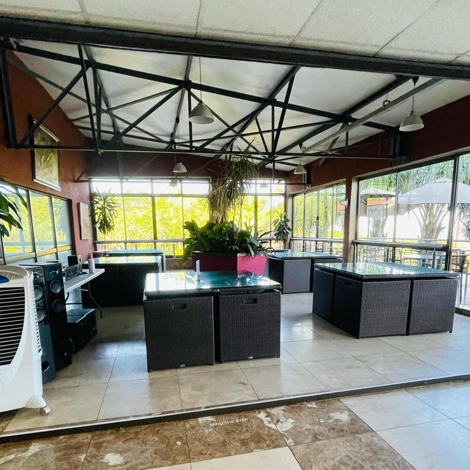 Restaurant/places to eat, Meeting/conference room
