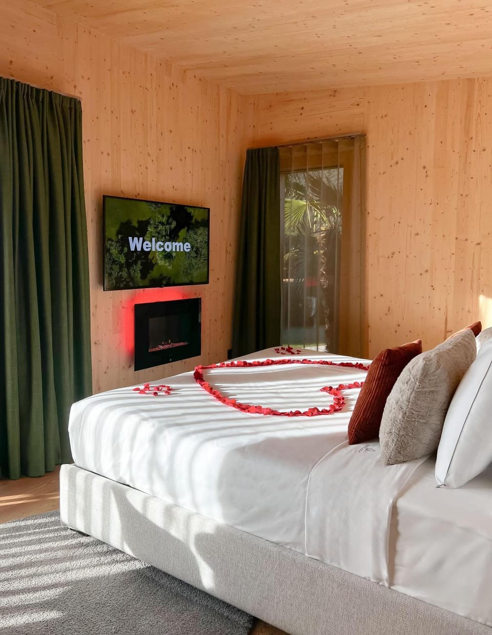 Bed, TV and multimedia, Bedroom