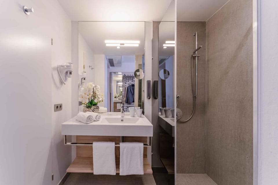 Shower, Bathroom, towels
