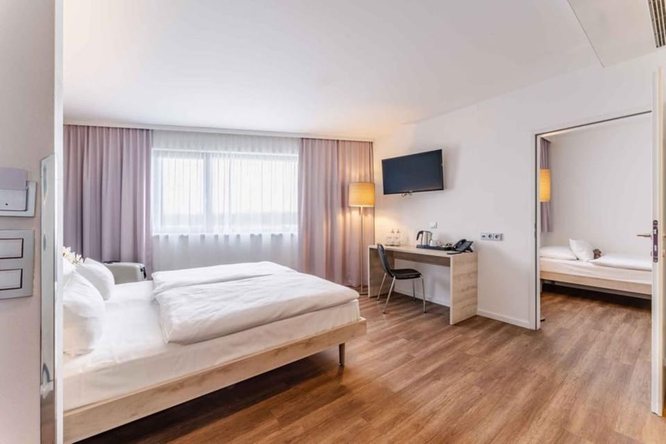 Bed, TV and multimedia, Photo of the whole room