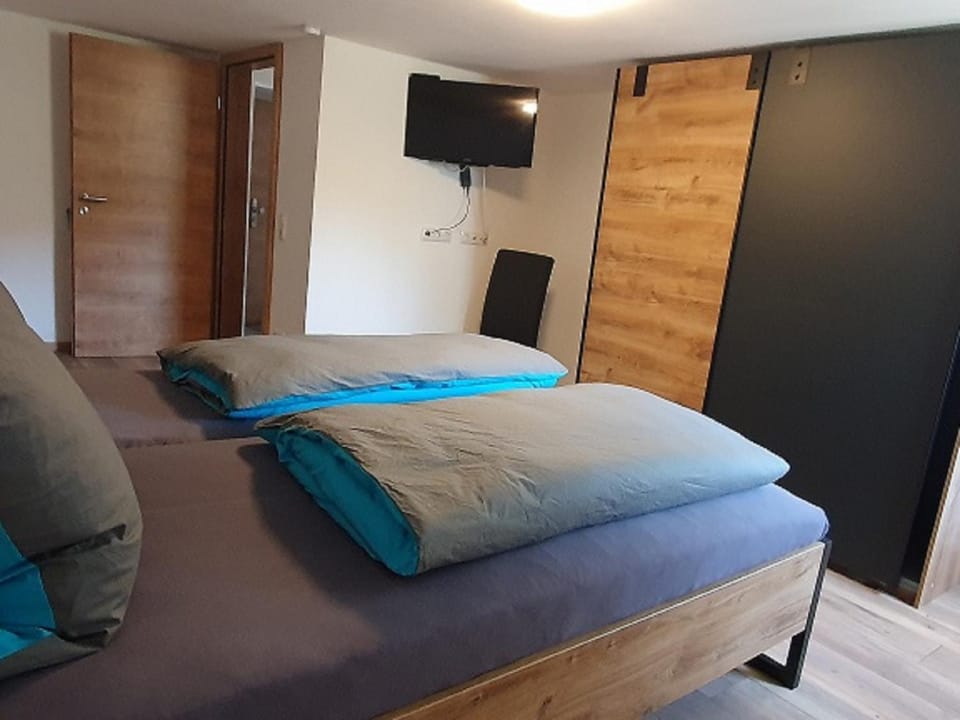 Bed, TV and multimedia, Photo of the whole room, Bedroom