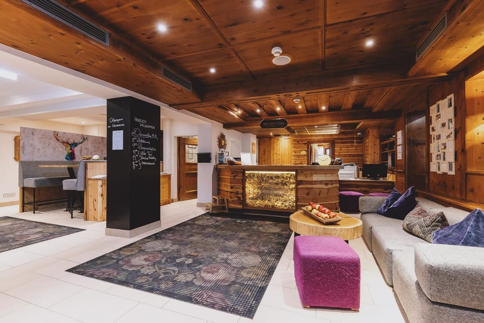 Communal lounge/ TV room, TV and multimedia, Living room, Lobby or reception, Seating area