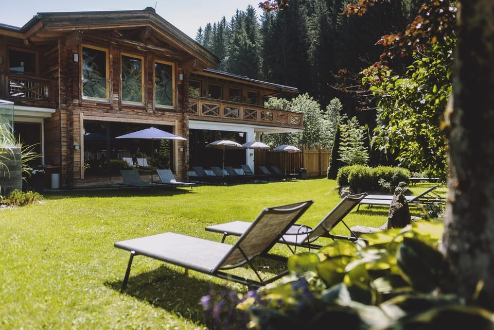 Property building, Spring, Day, Natural landscape, Garden, Garden view, sunbed