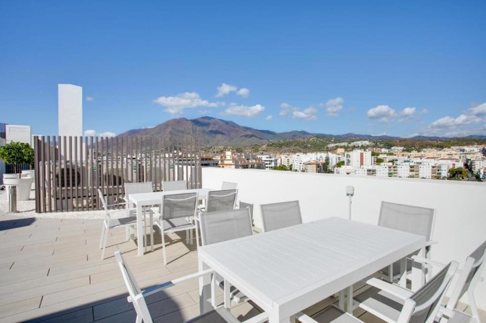 Property building, Nearby landmark, Off site, Balcony/Terrace, City view, Swimming pool