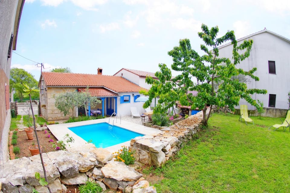 Property building, Garden, Swimming pool