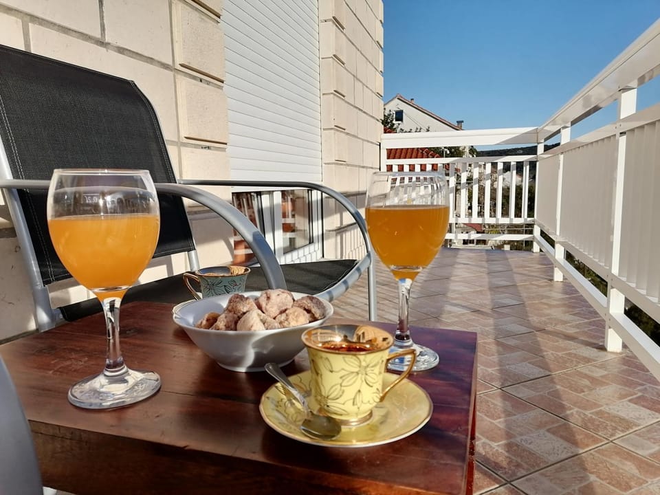 Balcony/Terrace, Food and drinks, Food, Drinks