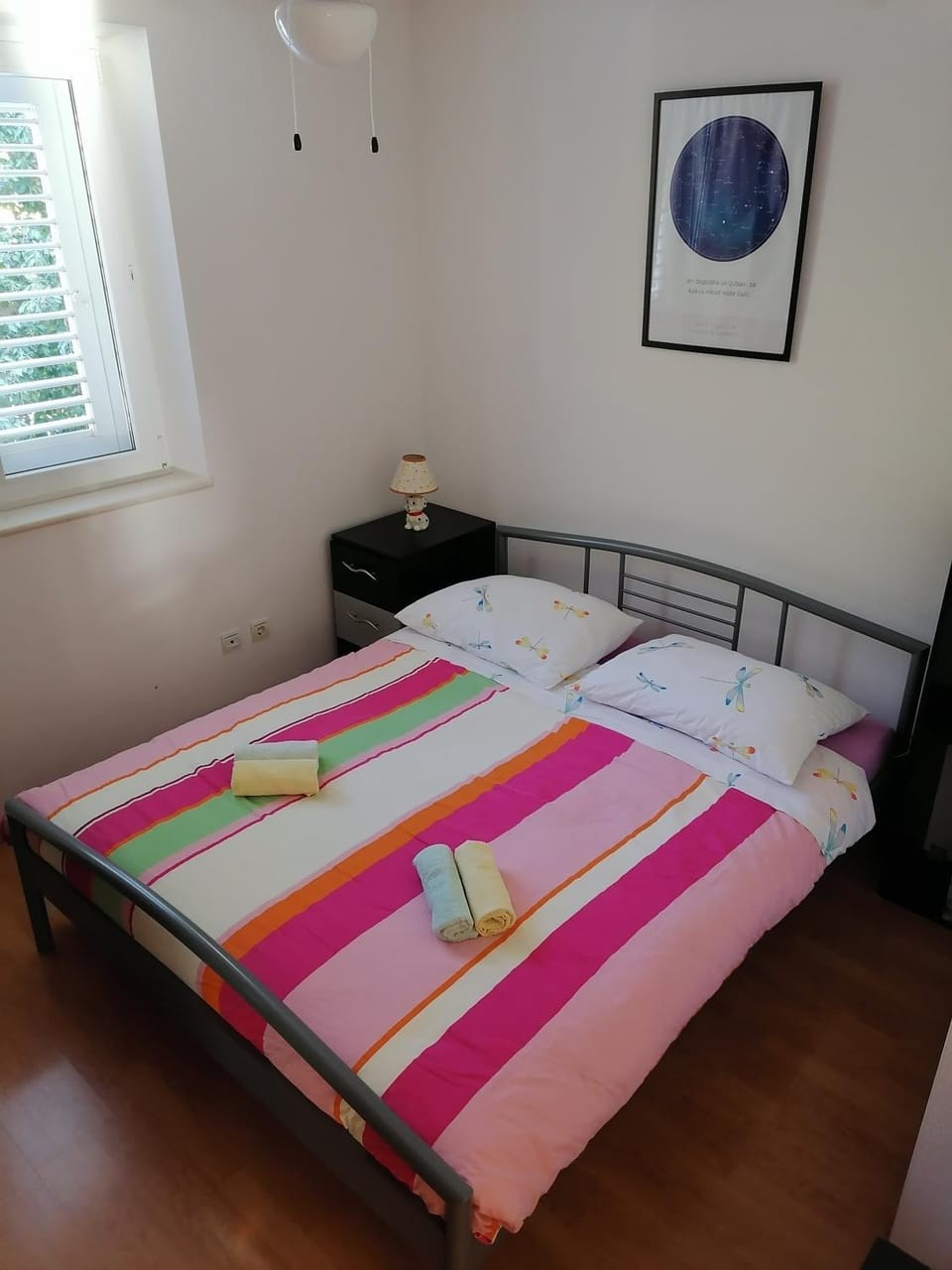 Photo of the whole room, Bedroom