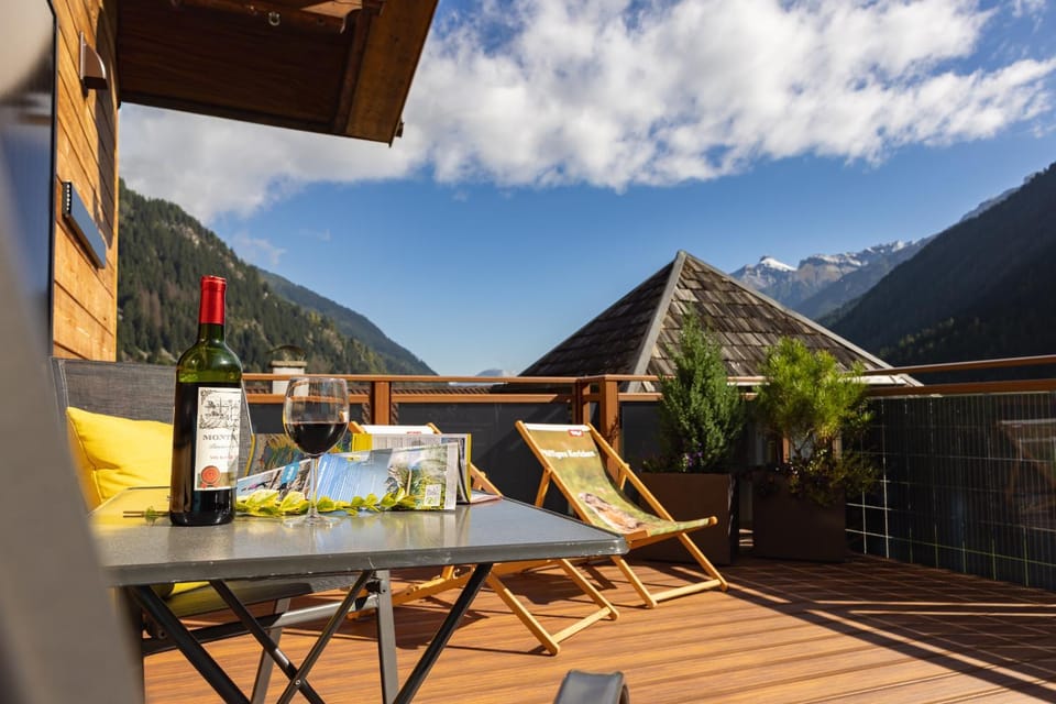 Natural landscape, Balcony/Terrace, Balcony/Terrace, Food and drinks, Mountain view, Quiet street view