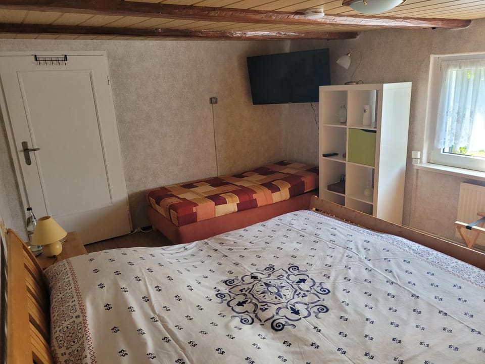 Bed, TV and multimedia, Bedroom