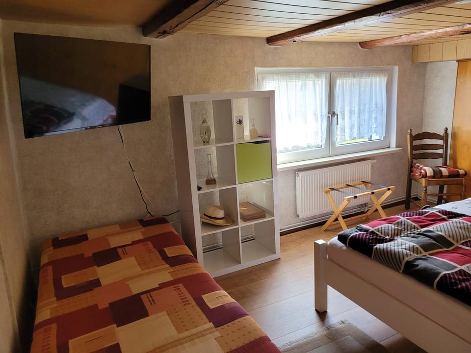 Bed, TV and multimedia, Bedroom