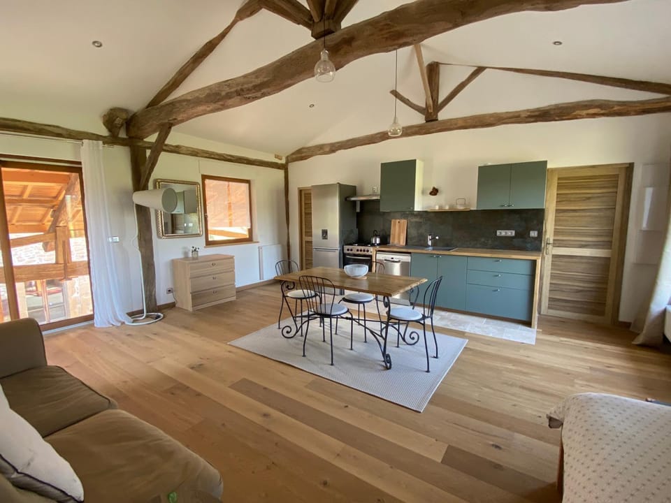 Kitchen or kitchenette, Dining area