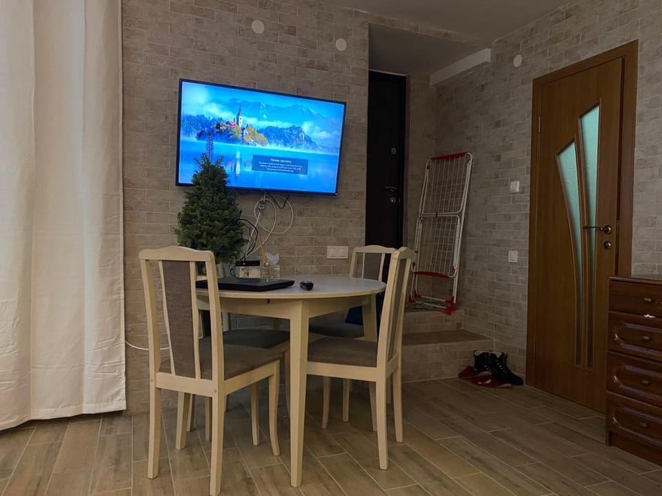 Communal lounge/ TV room, TV and multimedia, Living room, Dining area