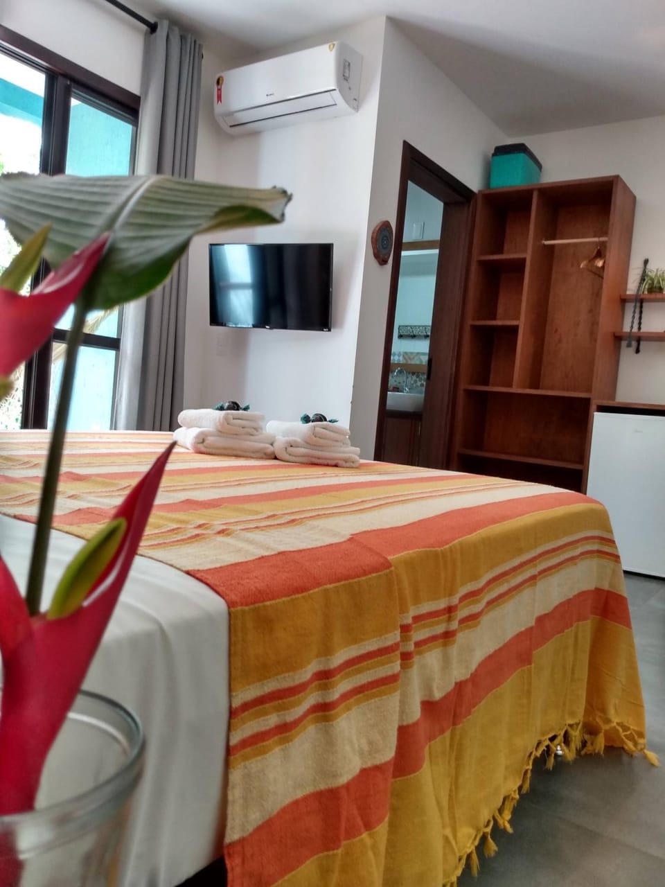 Bed, TV and multimedia, Photo of the whole room, air conditioner