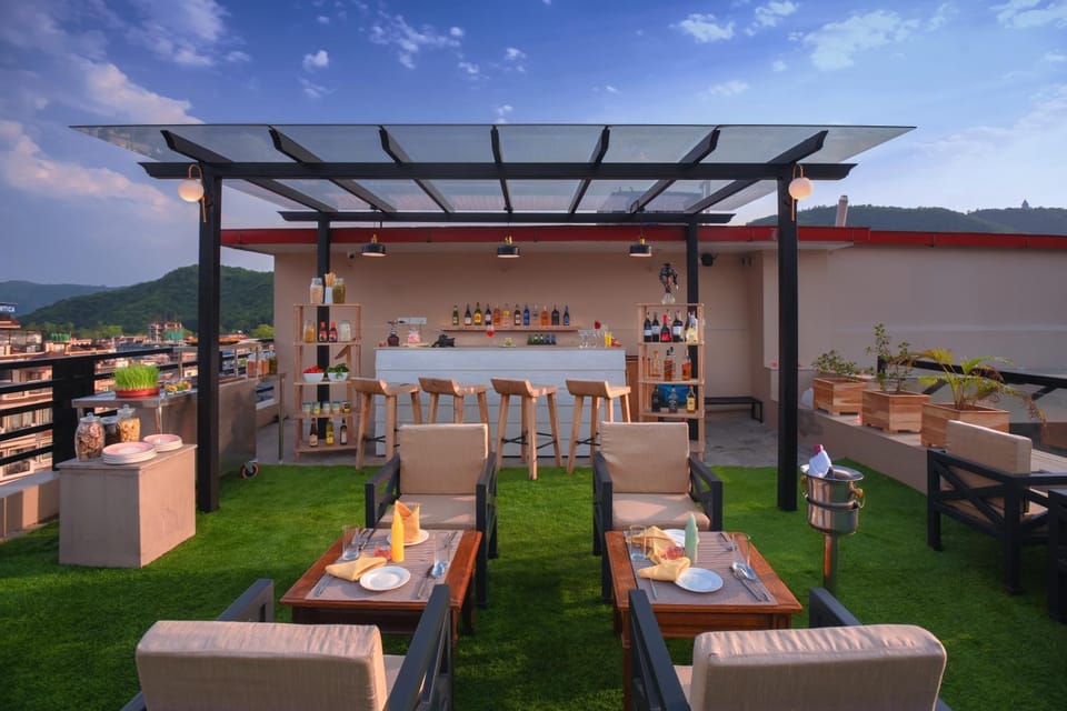 Restaurant/places to eat, Lounge or bar
