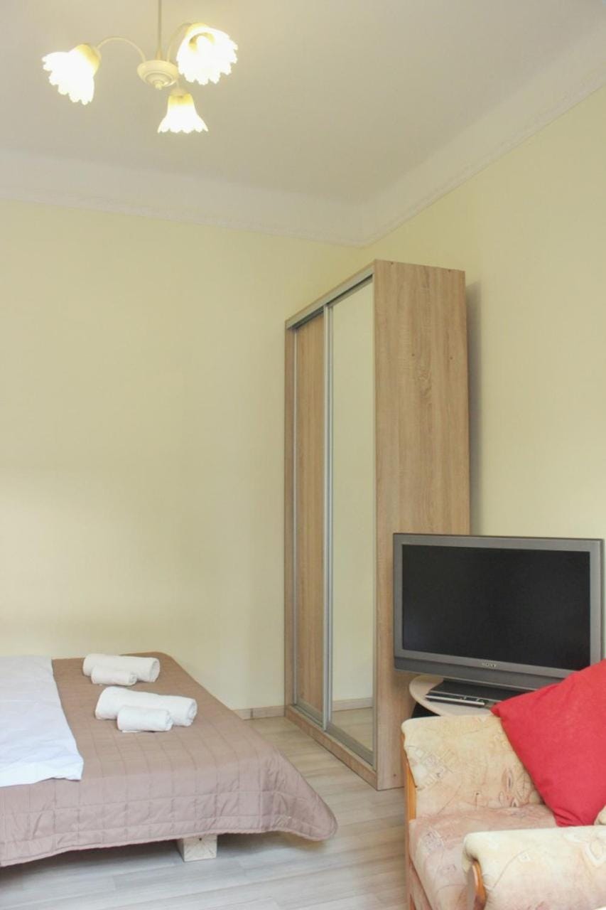 Bed, TV and multimedia, Bedroom