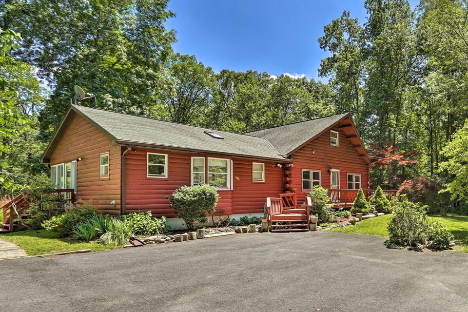 Hike + Ski: Log Cabin in East Stroudsburg! Cabin in Middle Smithfield