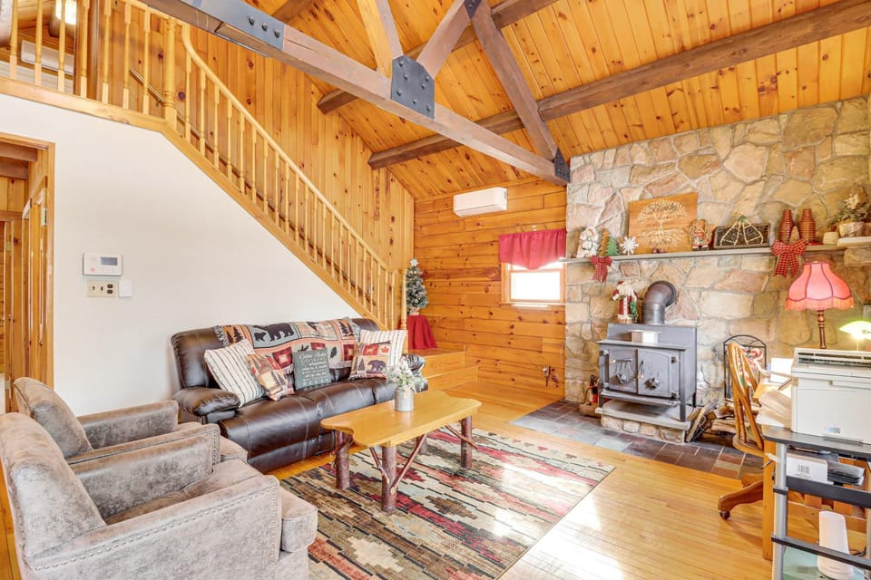Hike + Ski: Log Cabin in East Stroudsburg! Cabin in Middle Smithfield